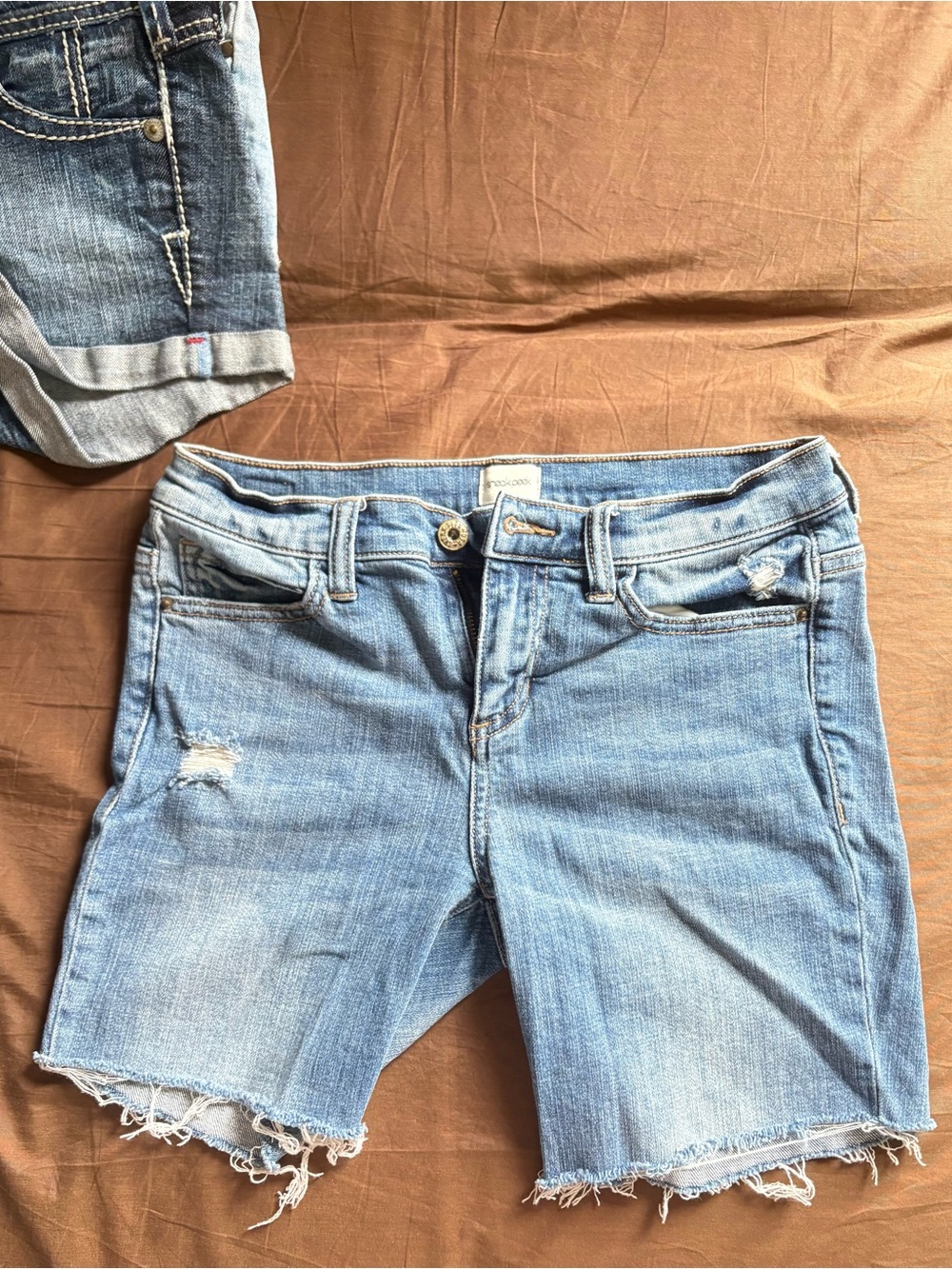 Sneak Peek Distressed Shorts Size 5 Mid Rise Medium Wash Frayed Denim
